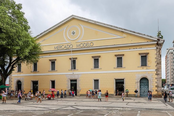 O Mercado Modelo, outro destino popular de Salvador, é conhecido por suas lojas de artesanato, onde os visitantes encontram artigos de couro, instrumentos musicais e muito mais.