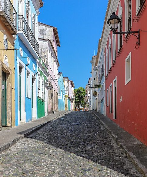 O Pelourinho é um labirinto de ruas de paralelepípedos, praças e prédios coloridos. A arquitetura do bairro é uma mistura de estilos, incluindo barroco, colonial e neoclássico. 