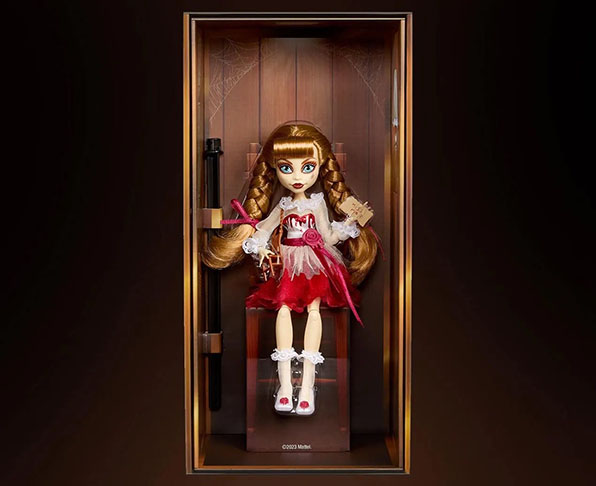 Annabelle, inclusive, vem na caixa de vidro que é típica da proteção que a boneca verdadeira recebe: uma redoma benzida de tempos em tempos por um padre, para conter o Mal. 