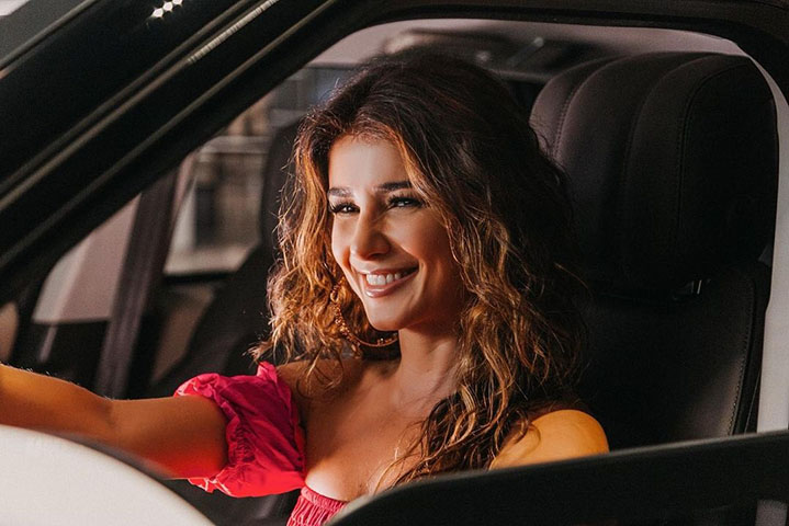 Paula Fernandes começou a carreira profissional na música na adolescência, participando de festivais e programas de televisão.  Após chamar a atenção do público, em 2005, a cantora lançou seu primeiro álbum de estúdio, intitulado Canções do Vento Sul. 