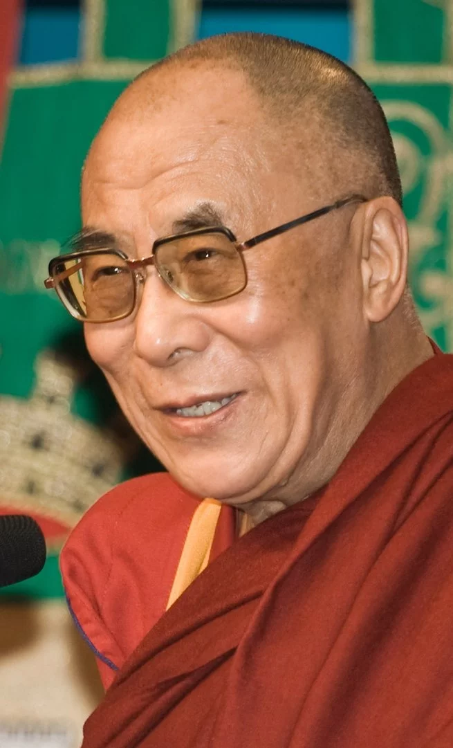 No Budismo, o Dalai Lama é uma figura que representa a encarnação de um ser iluminado. É uma referência de compaixão e espiritualidade. Mas o atual Dalai Lama já causou algumas polêmicas por conta de seu comportamento. 