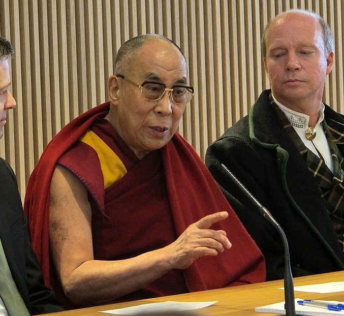 O atual Dalai Lama que vem causando reações de diversas pessoas é Tenzin Gyatso. Ele nasceu em 6 de julho de 1935, na região de Amdo, no nordeste do Tibete.