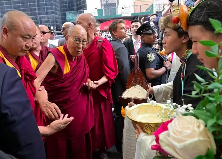 Agora estou quase com 90 anos, mas não me sinto mal, exceto por um leve desconforto nas pernas, declarou o líder, por meio de um comunicado em seu site.