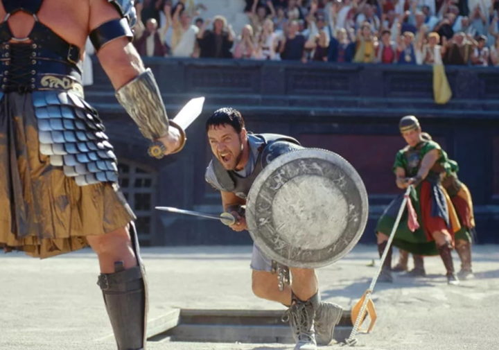 O filme foi elogiado por suas impressionantes cenas de batalha, direção, atuação de Russell Crowe e Joaquin Phoenix, além da recriação autêntica da Roma antiga.