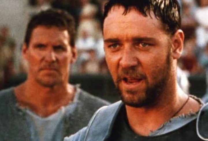 Lançado em 2000, Gladiador se tornou um clássico. A trama segue a história do general romano Maximus Decimus Meridius (Russell Crowe), que é traído, torna-se escravo e busca vingança contra o corrupto imperador Commodus (Joaquin Phoenix). 