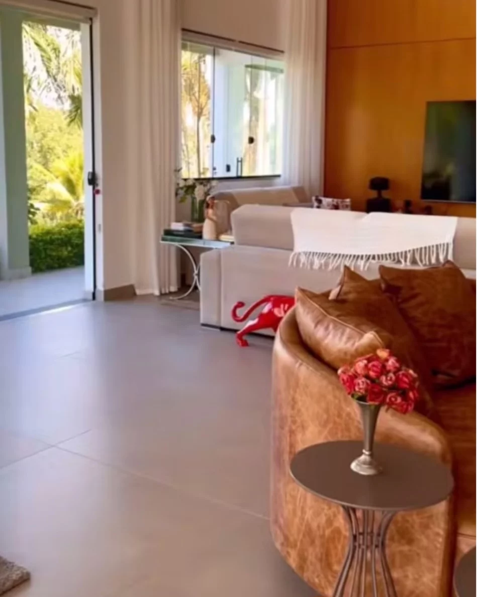 Os cômodos dão vista para a paisagem natural que, segundo a cantora, faz com que ela fique renovada cada vez que está ali. As fotos revelam a preferência da cantora por tons pastel sóbrios em cômodos destinados ao relaxamento como esta espaçosa sala de estar.