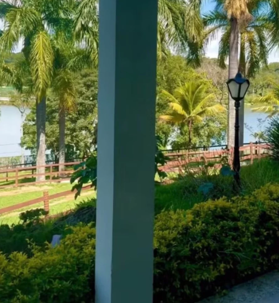 A fazenda tem, inclusive, uma lagoa que pode ser vista de alguns ambientes da mansão. Um lugar para contemplação. Paula diz que se sente energizada em meio à natureza.