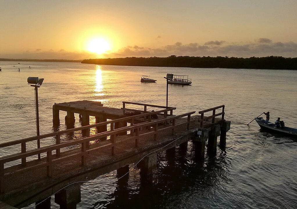 A orla Pôr do Sol é um local de encontro famoso. Ali embarcam e desembarcam pessoas que gostam de passeios de barco.