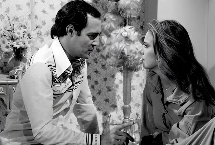 Como sua mãe era uma grande inspiração, ela decidiu seguir seus passos na atuação. Sua estreia na televisão ocorreu na telenovela ‘Sem Lenço, sem Documento' (foto), na Rede Globo, em 1977.