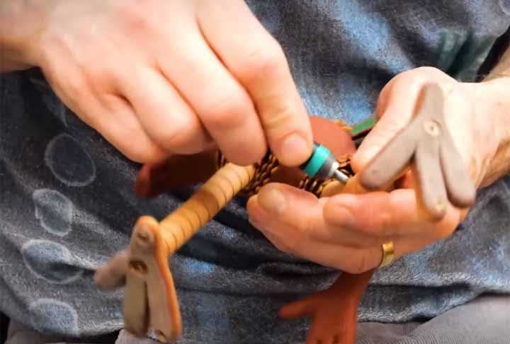 Depois, os animadores colocam as fotografias em ordem para assim dar a ideia de movimento. Além de Fuga das Galinhas, a Aardman já produziu outras obras no mesmo estilo, como a série Shaun, O Carneiro e o filme Wallace & Gromit - A Batalha dos Vegetais.