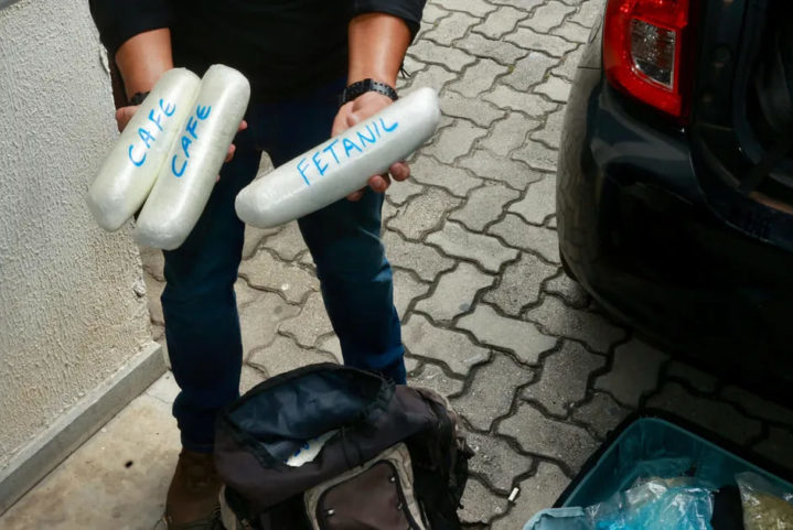 No Rio de Janeiro, em outubro de 2023, um pacote com inscrição sobre a droga foi apreendido por policiais em operação na Favela da Maré. 