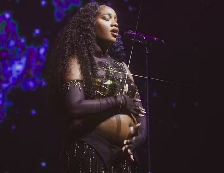 No sábado (06/07), a cantora havia dedicado a música Exclusiva ao jogador durante um show na praia de Iracema, em Fortaleza (CE). Ela contou que a letra, escrita por Vitão, foi um pedido dela para homenagear Yuri.