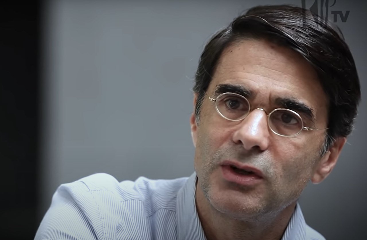 João Moreira Salles - Membro de uma das mais tradicionais famílias de banqueiros do Brasil (seu pai fundou o Unibanco), é produtor, diretor e roteirista. Idealizador da revista Piauí, dirigiu documentários como “Santiago” e “Entreatos”. 
