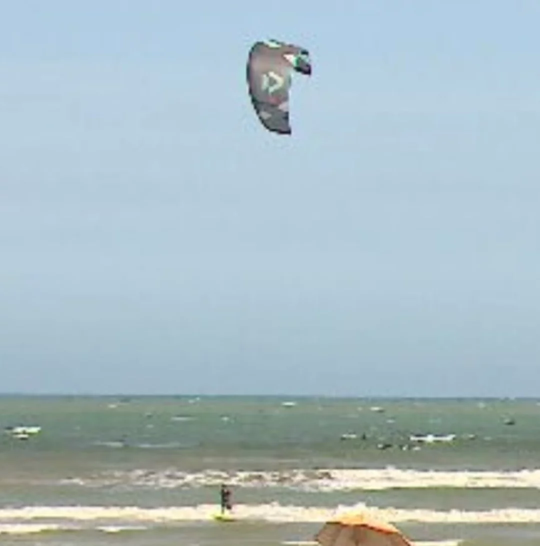 Outra alternativa que tem praticantes fiéis é o Kitesurf, modalidade em que a pessoa, com uma pipa presa à cintura,fica sobre a prancha e segue  impulsionada pelo vento.