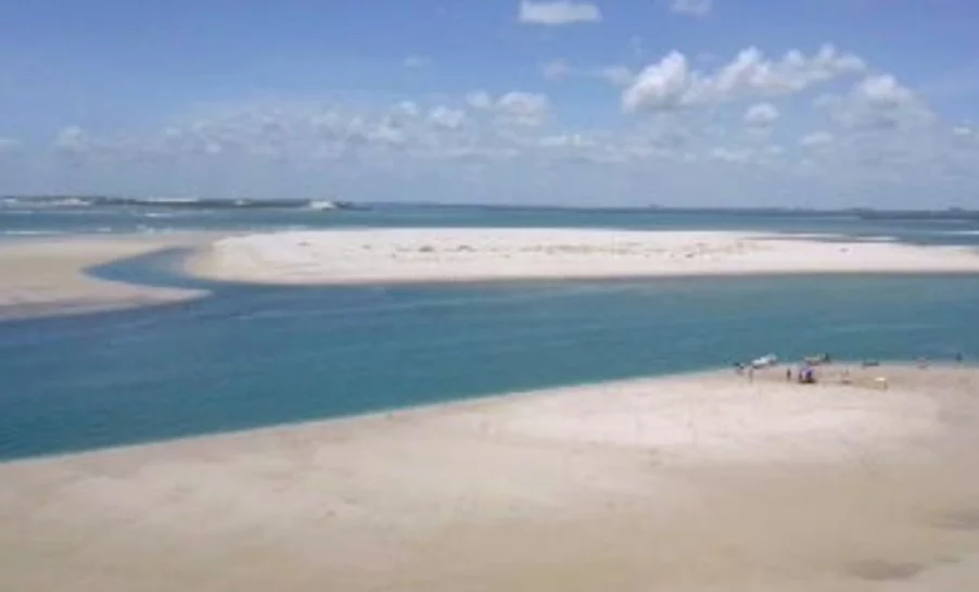 Sergipe tem 167 quilômetros de praias. E com paisagens paradisíacas, que alternam recortes de água e areia, formando um mosaico espetacular. 