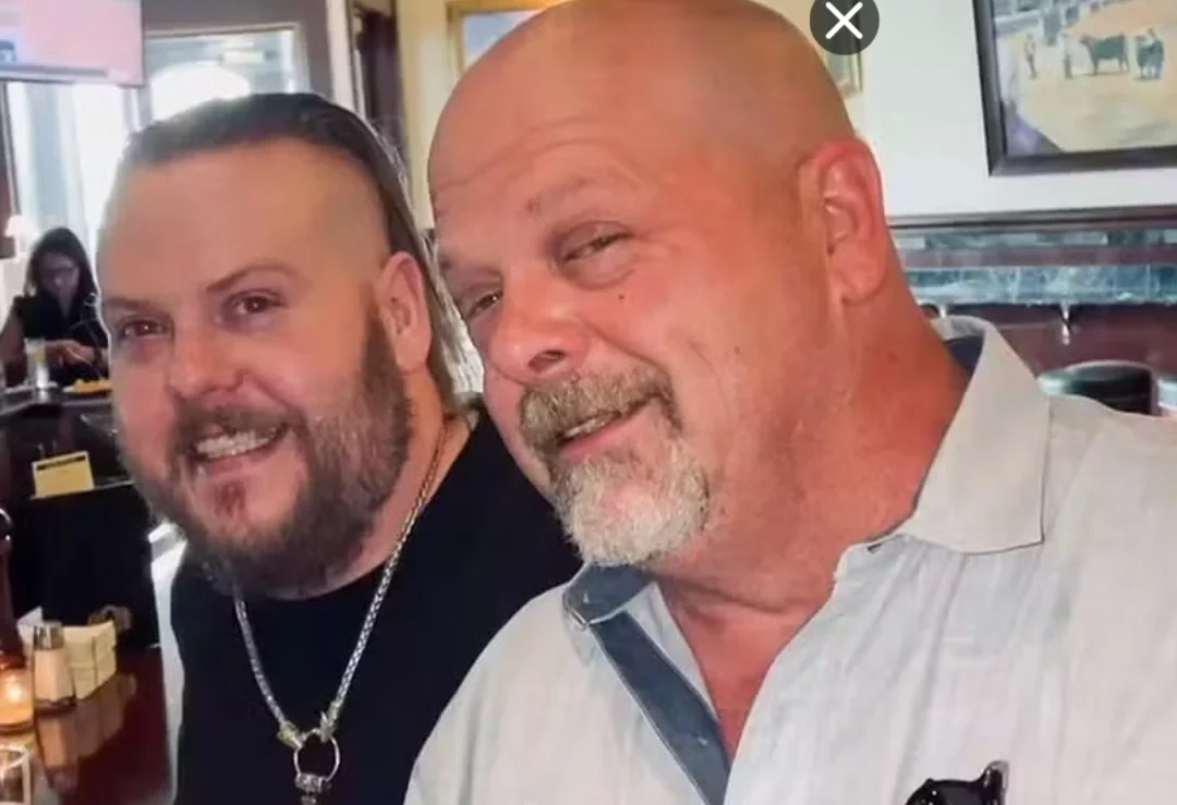 Segundo uma perícia da polícia dos EUA, Adam Harrison, filho do apresentador americano Rick Harrison, morreu vítima de uma overdose acidental de fentanil e metanfetamina, no dia 19/01/2024. 