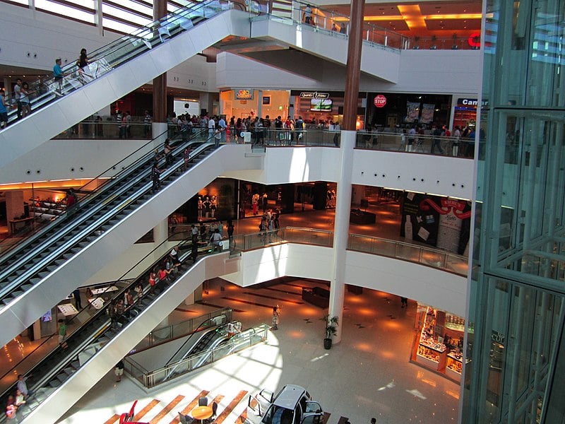 Entidades representativas do comércio vinham fazendo pressão para algum tipo de freio nos juros do rotativo, pois o alto endividamento dos consumidores vinha afetando o setor, que trabalha com muitas vendas a prazo.