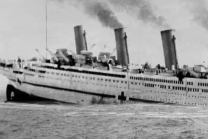 A explosão causou sérios danos ao casco, resultando em uma rápida inundação. Embora várias medidas tenham sido tomadas para evacuar o navio, o Britannic afundou em menos de uma hora após a explosão.