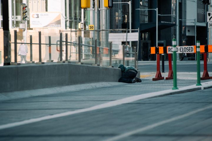 De acordo dados do CDC, aproximadamente 106 mil pessoas morreram após sofrerem overdose em 2021, um recorde. Desses, cerca de 67% (71 mil) estavam relacionados ao fentanil.