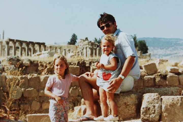 Kate é filha de um ex-piloto e de uma ex-comissário de bordo que fundou uma empresa de venda por entregas de artigos para festas infantis. Seu pai também vem de uma família ligada à aristocracia britânica.