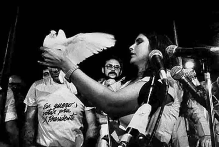 Durante as Diretas Já, a cantora participou ativamente dos comícios. Se apresentou gratuitamente em passeatas cantando O Menestrel das Alagoas, em homenagem a Teotônio Vilela, e o Hino Nacional Brasileiro. Fafá soltava uma pomba branca, gesto que se tornou símbolo do movimento e a transformou na musa.