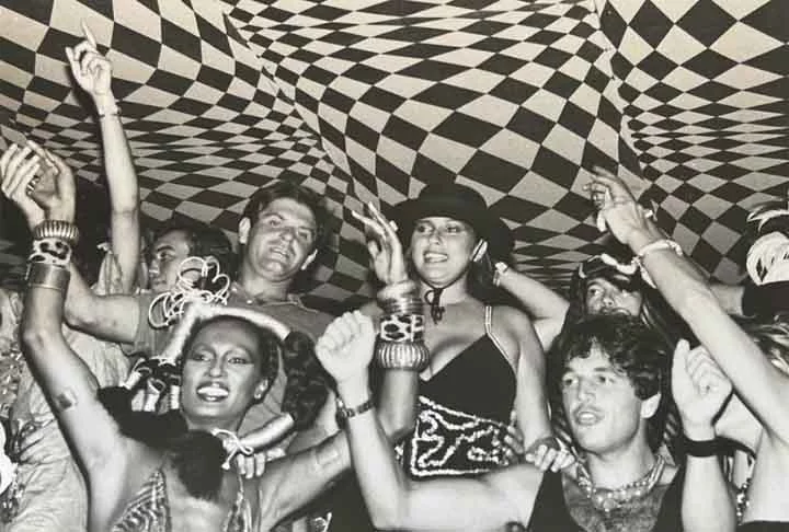 Mesmo assim, pretendia ser psicóloga. Até que aos 16 anos, iniciou sua carreira artística ao conhecer o produtor baiano Roberto Santana, da  Philips/PolyGram, responsável por artistas como Caetano Veloso, Maria Bethânia, Gal Costa, Quinteto Violado, Alcione, Emílio Santiago, etc.