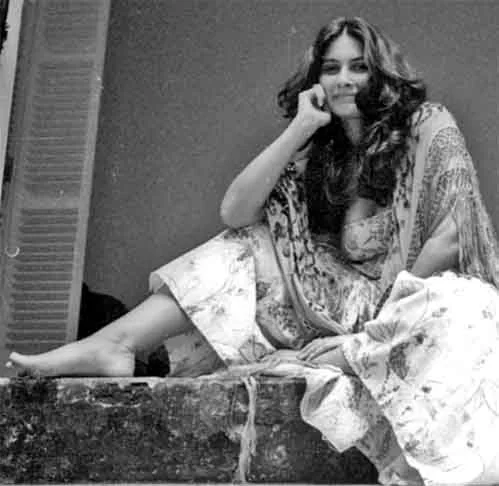 Em 1973, estreou como atriz no musical 'Tem Muita Goma no meu Tacacá', que satirizou o cenário político da época no principal teatro de Belém, o Theatro da Paz. No ano seguinte, participou da peça 'Os Sete Gatinhos' e, em 1975, estreou como cantora ao assinar com a Polydor Records..