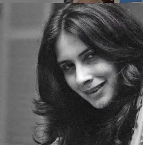 O primeiro sucesso da cantora foi 'Filho da Bahia'. Canção gravada para a trilha sonora da novela global Gabriela, que também originou um clipe no programa Fantástico. Na mesma época, lançou o primeiro compacto, que continha as canções 'Naturalmente' e 'Emoriô'.