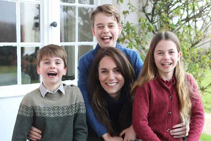A polêmica postagem contava também com uma foto de Kate com os três filhos: George, Charlotte e Louis, que têm 10, 8 e 5 anos, respectivamente. Na época, a suspeita de que a foto teria sido manipulada ganhou força quando tanto agências de imagens quanto portais de notícias retiraram o conteúdo.