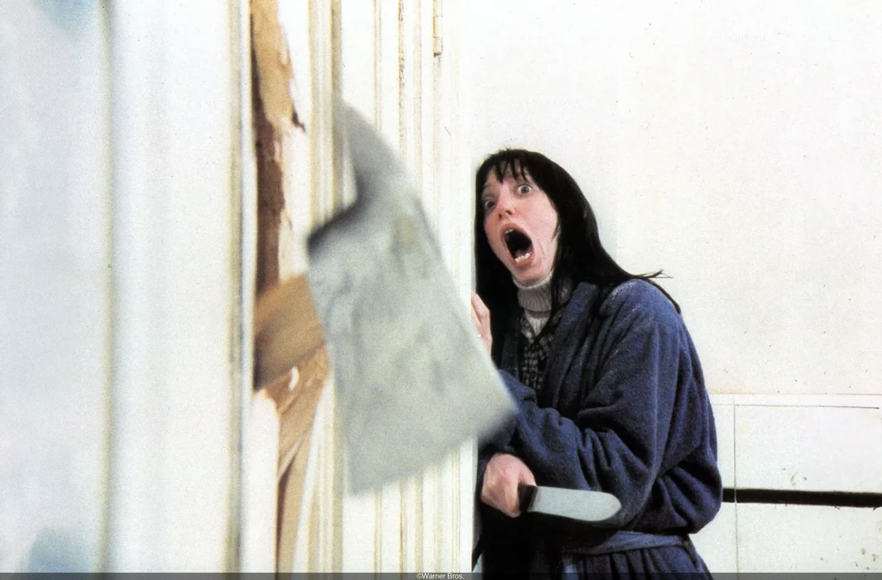 A cena mais famosa - em que Jack Torrance (Jack Nicholson) abre um buraco na porta do banheiro do hotel Overlook com um machado e diz: Here's Johnny! (aqui está o Johnny) levou três dias de filmagens e foram usadas 60 portas. Uma repetição que mexeu com a emoção da atriz. 