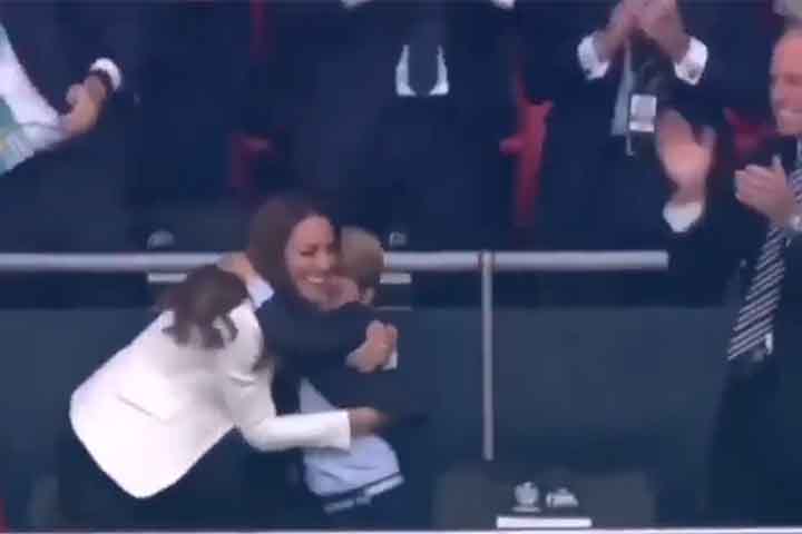 Em comunicado distribuído pelo Palácio de Kensington, que cuida da comunicação do casal, Kate reconheceu que houve manipulação na imagem. No entanto, a princesa de Gales afirmou que ela mesma fez a edição da foto, em que aparece sentada e rodeada pelos três filhos - segundo o palácio, o príncipe William fez a foto.