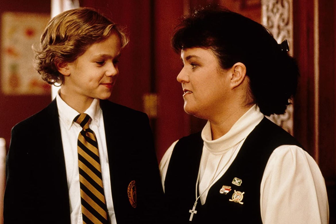 Antes de bombar com O Sexto Sentido, porém, Shyamalan já havia lançado Olhos Abertos (1998), que não teve grande repercussão. Na trama, um garoto de 10 anos começa a questionar o sentido da vida após a morte do avô. 
