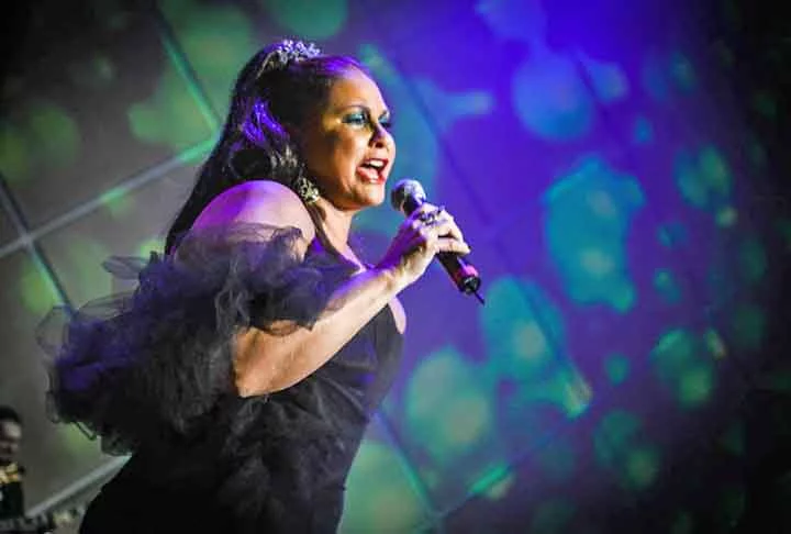 Emplacou, então, um sucesso atrás do outro. Nesse caminho prosseguiu com 'Atrevida' (1986), que vendeu mais de 500 mil cópias graças ao sucesso da canção 'Memórias'. Também cantou 'Meu Dilema' e 'Meu Disfarce'.