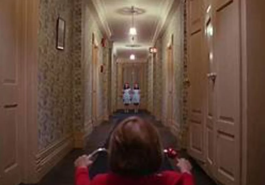 O filho do personagem Jack Torrance é exposto a visões de crianças mortas nos corredores do hotel. Ele é o iluminado da história, por causa dos seus dons de paranormalidade. 