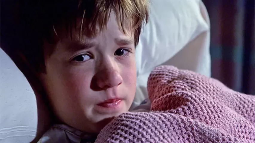 O filme causou uma grande projeção do ator mirim Haley Joel Osment. Pela interpretação como Cole, que imortalizou a frase Eu vejo gente morta (I see dead people), ele foi indicado ao Oscar de melhor ator coadjuvante.