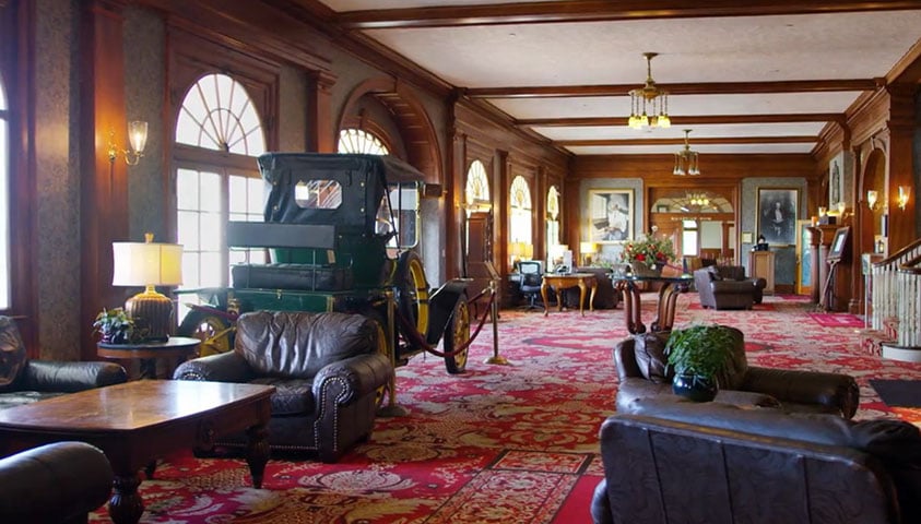 Durante a temporada de outono, o Stanley Hotel cria um labirinto de milho em suas terras, proporcionando uma experiência divertida para os hóspedes. À noite, o desafio fica assustador devido à escuridão e às histórias de assombração associadas ao hotel.