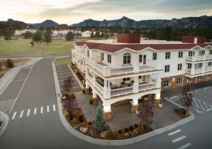 A arquitetura do hotel é um exemplo do estilo colonial georgiano e até hoje mantém grande parte de sua elegância histórica. 