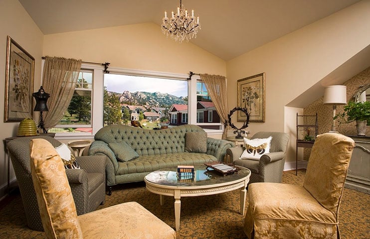 Com 140 quartos e suítes, o hotel é conhecido por sua atmosfera misteriosa e por ser considerado um dos lugares mais assombrados do mundo.