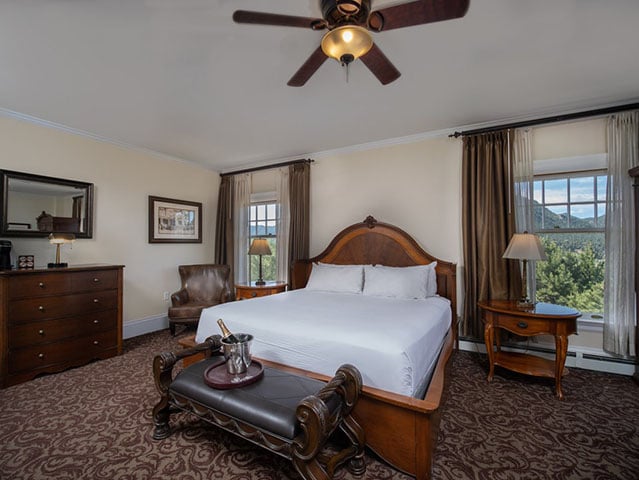 Além disso, o hotel foi um dos primeiros a oferecer telefones em todos os quartos. O local também foi palco de vários eventos históricos, incluindo a Convenção Nacional Democrata de 1912.