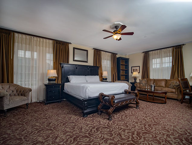 Muitos visitantes e funcionários ao longo dos anos relataram experiências paranormais, incluindo portas que se abrem e fecham sozinhas, vozes sussurrantes nos corredores e aparições inexplicáveis.