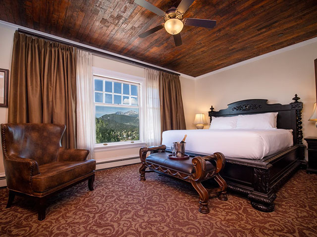 O autor e a esposa ficaram hospedados no quarto 217, que passou a ser o mais famoso do hotel. Hóspedes já relataram experiências estranhas no quarto, como luzes que piscam e malas que se desarrumam sem explicação.