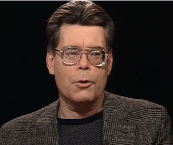 O casal se hospedou durante a temporada baixa de turismo. Ao longo da estadia, o escritor teve um pesadelo em que seu filho era perseguido por um incêndio no hotel.