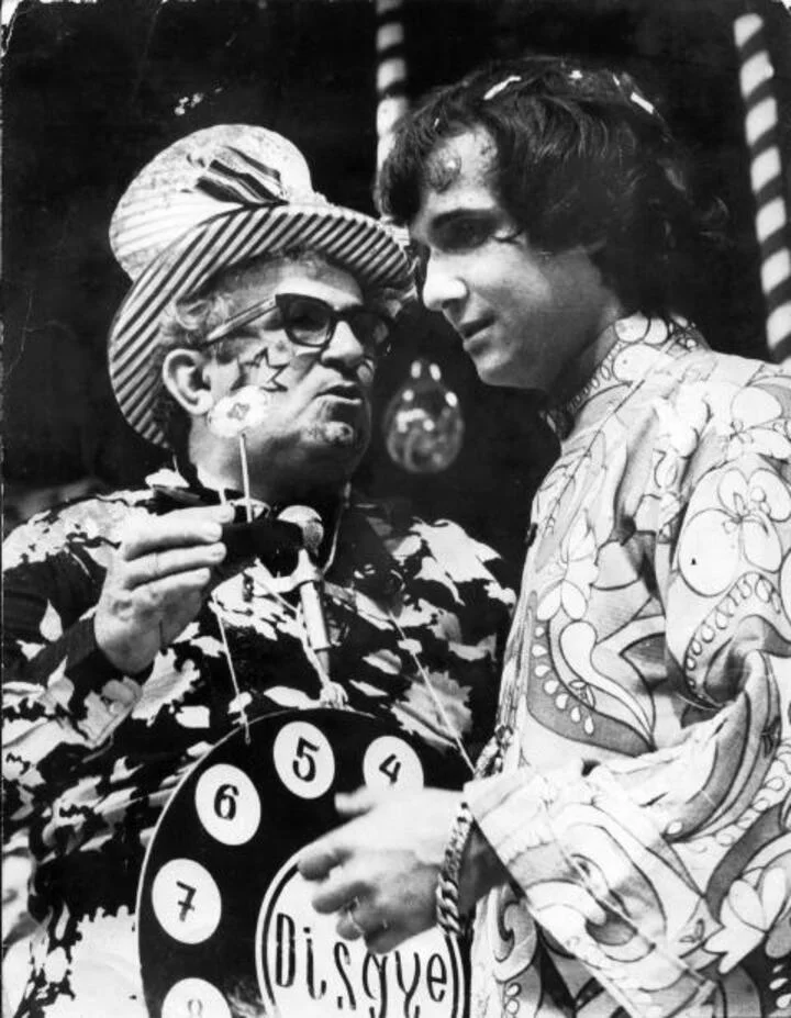 Roberto Carlos é chamado de Rei desde os anos 60. Embora haja distintas versões para a origem do apelido, o fato é que em 1966, em programa na extinta TV Excelsior, o apresentador Chacrinha deu ao cantor uma coroa e o chamou de “Rei da Juventude”. A partir dali, a referência se eternizou.
