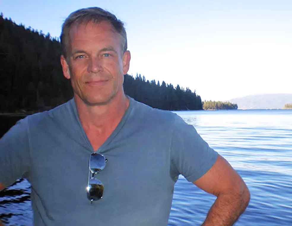 O primeiro assistente de direção do filme, Dave Halls, que entregou a arma a Baldwin, concordou em se declarar culpado por uso negligente de arma letal. A arma estava carregada com munição real e não cenográfica. Ele disse que a armeira Hannah lhe entregou a arma aberta, mas ele não checou todos os cartuchos. 