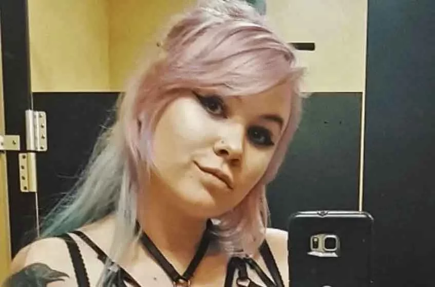 Alec Baldwin atirou e matou a colega porque usou uma arma que estava com bala de verdade. A responsável pelas armas do set de filmagem, Hannah Gutierrez, foi condenada em 15/4/2024 a 18 meses de prisão pelo crime. 