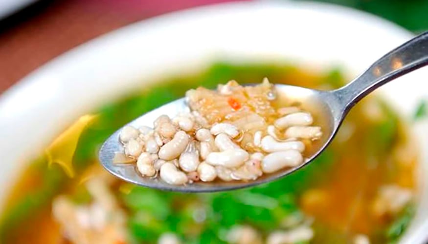 Sopa de ovos de formiga - No Laos, a Gaeng Kai Mot Daeng é uma sopa que mistura embriões de formiga branca com ovos de formiga. 