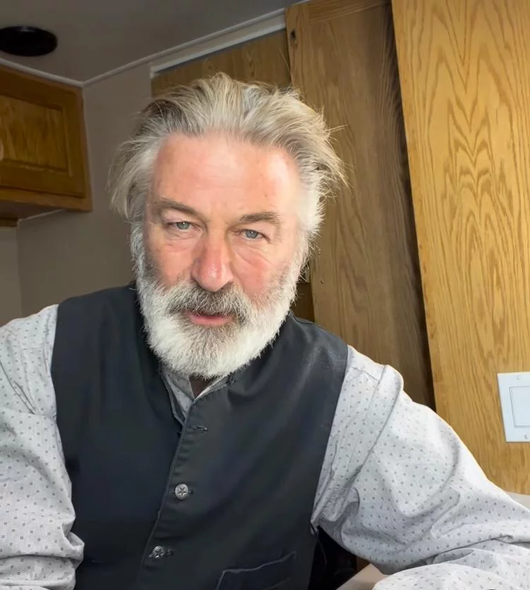 A Justiça dos EUA anulou o julgamento do ator Alec Baldwin por homicídio culposo devido à falta de provas. Um alívio para o astro de Hollywood que não escondia a preocupação com o risco de condenação. 