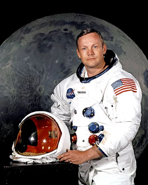 Neil Armstrong - Nascido em 05/08/1930. Armstrong entrou para a história como o primeiro homem a pisar na Lua. Formado pela Universidade de Purdue/Universidade do Sul da Califórnia, ele desceu na Lua em 21/7/1969. Morreu em 25/8/2012, aos 82 anos. 