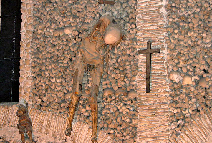 As suas paredes e os oito pilares estão decorados com ossos e crânios ligados por cimento pardo. Caveiras inteiras ficam penduradas para reforçar a ideia da transitoriedade da vida. 