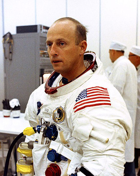 Pete Conrad - Nascido em 15/3/1932.  Formado pela Universidade de Princeton. Pisou na Lua em 19/11/1969. Morreu em 8/7/1999, aos 69 anos. 